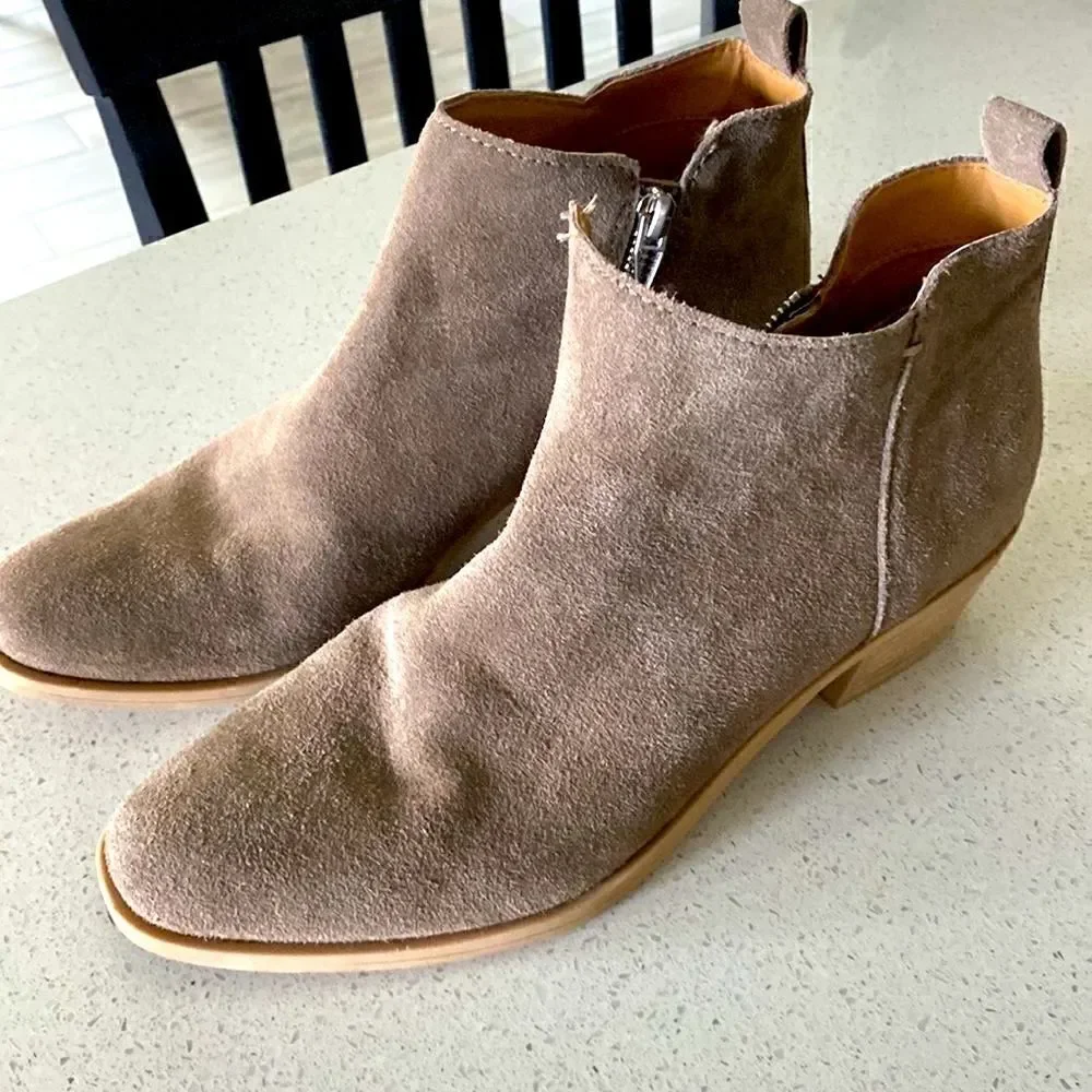 Dolce Vita Suede Booties Silver Zipper Pointed Taupe 9.5 Beige Neutral Earthy